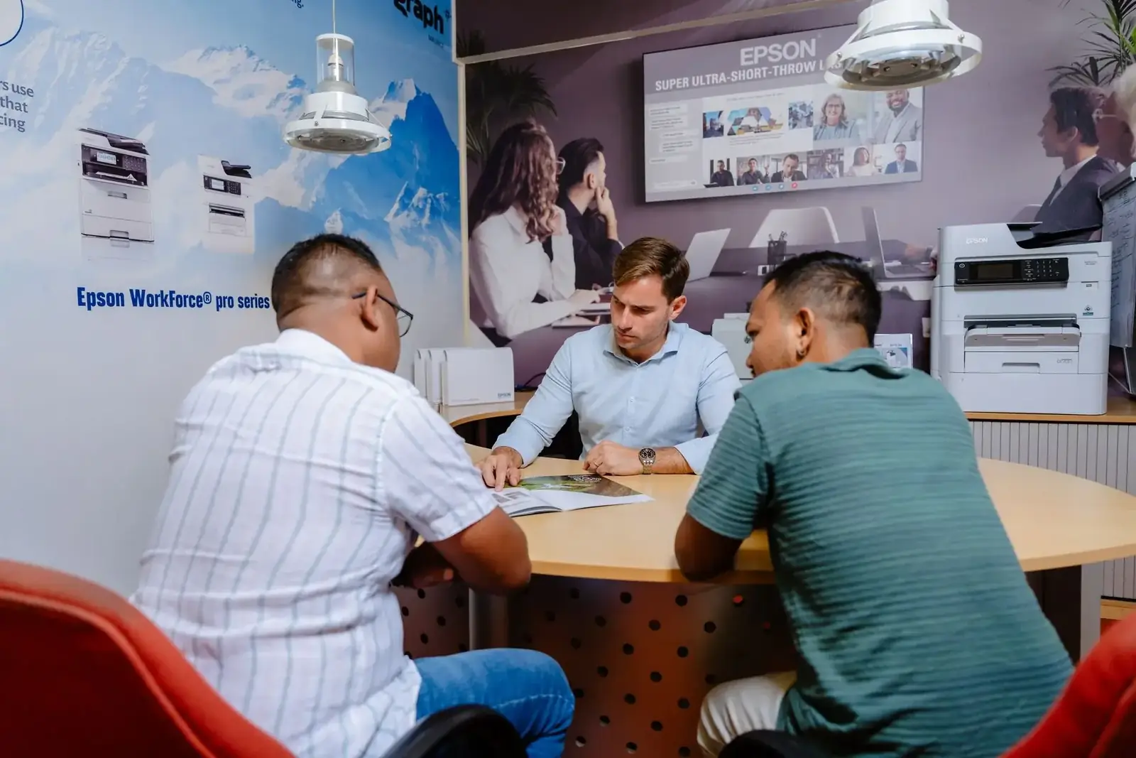 Consultation at the Intergraph showroom in Pailles
