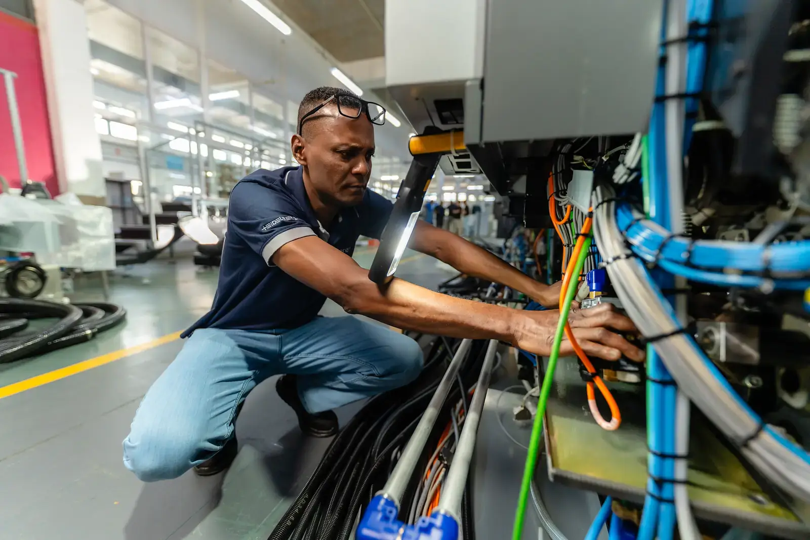 Intergraph technician connecting a Heidelberg Speedmaster CX 104 during installation