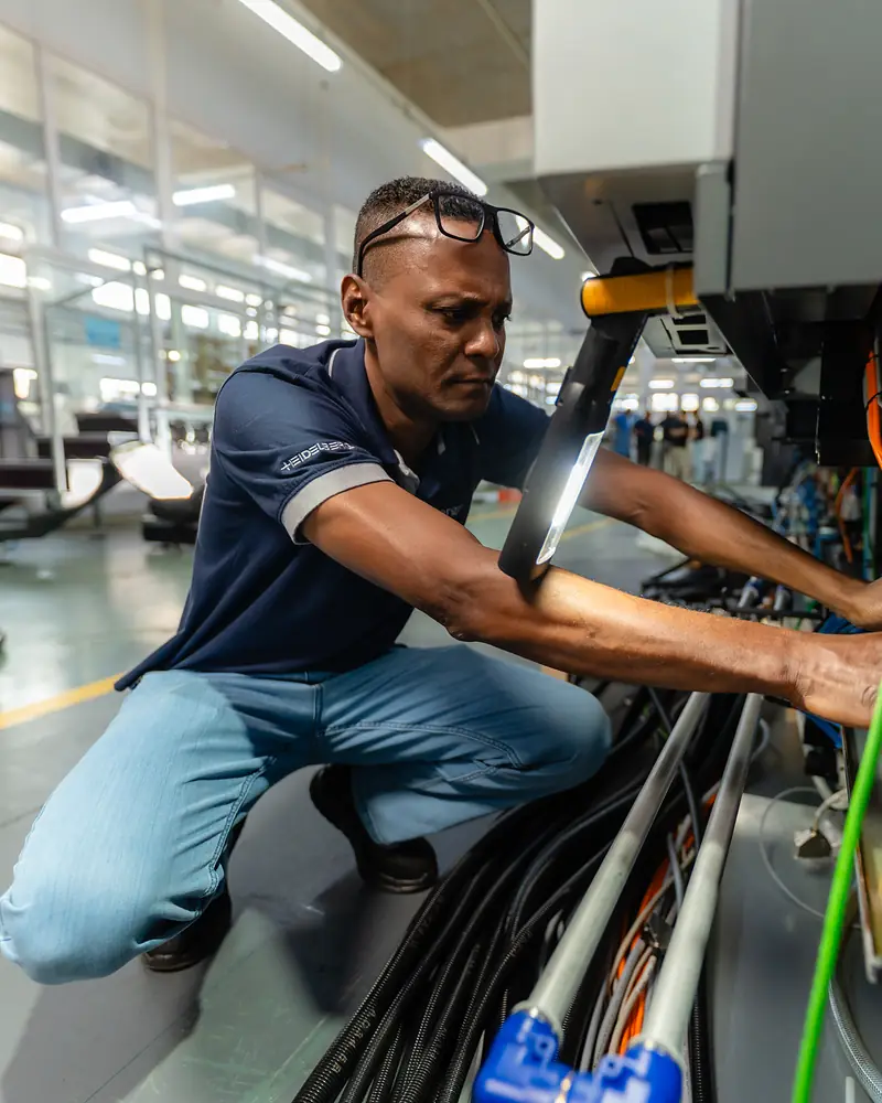 Intergraph technician connecting a Heidelberg Speedmaster CX 104 during installation